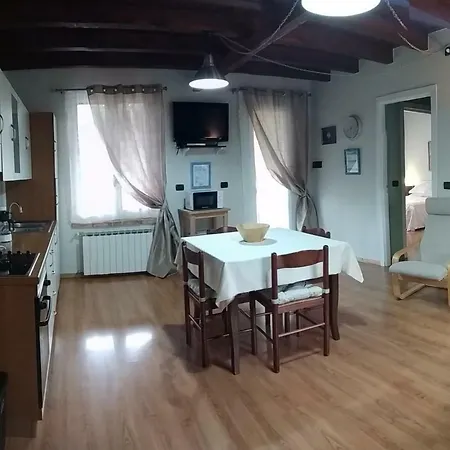 Apartment La Casa Gialla Monforte dʼAlba