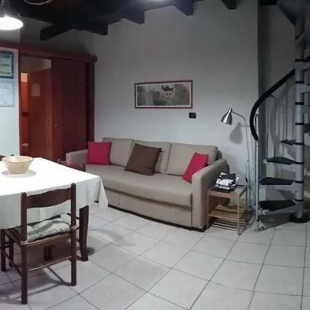 La Casa Gialla Apartment *